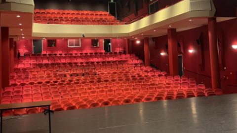 theaterzaal met rode stoelen