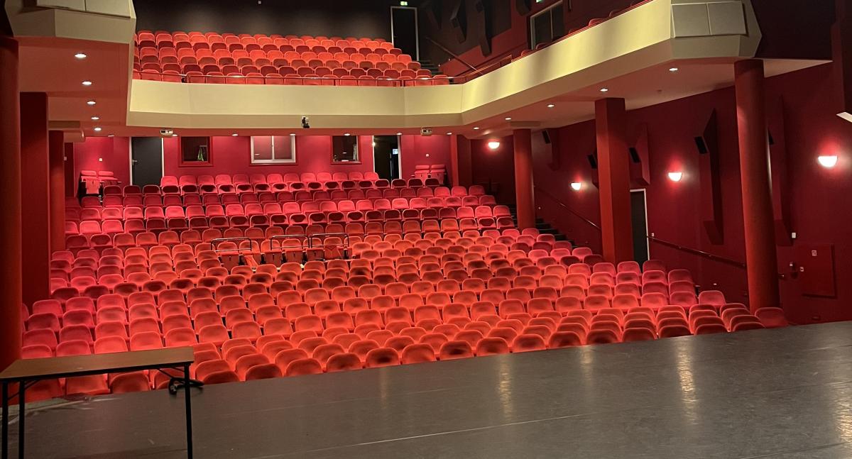 theaterzaal met rode stoelen
